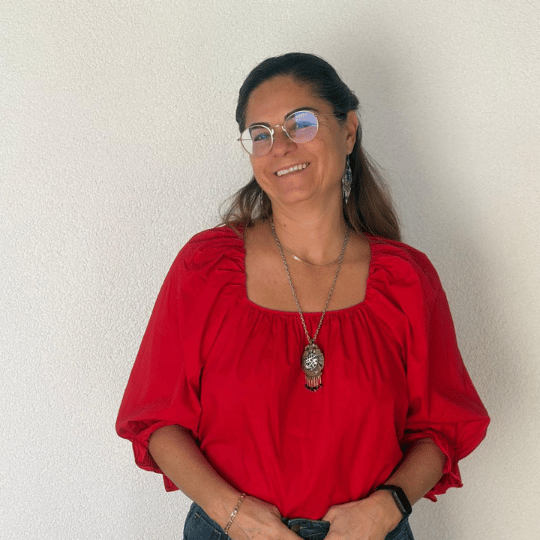 Hombre recostado con expresión de tranquilidad profunda, simbolizando relajación, liberación emocional y bienestar interior.