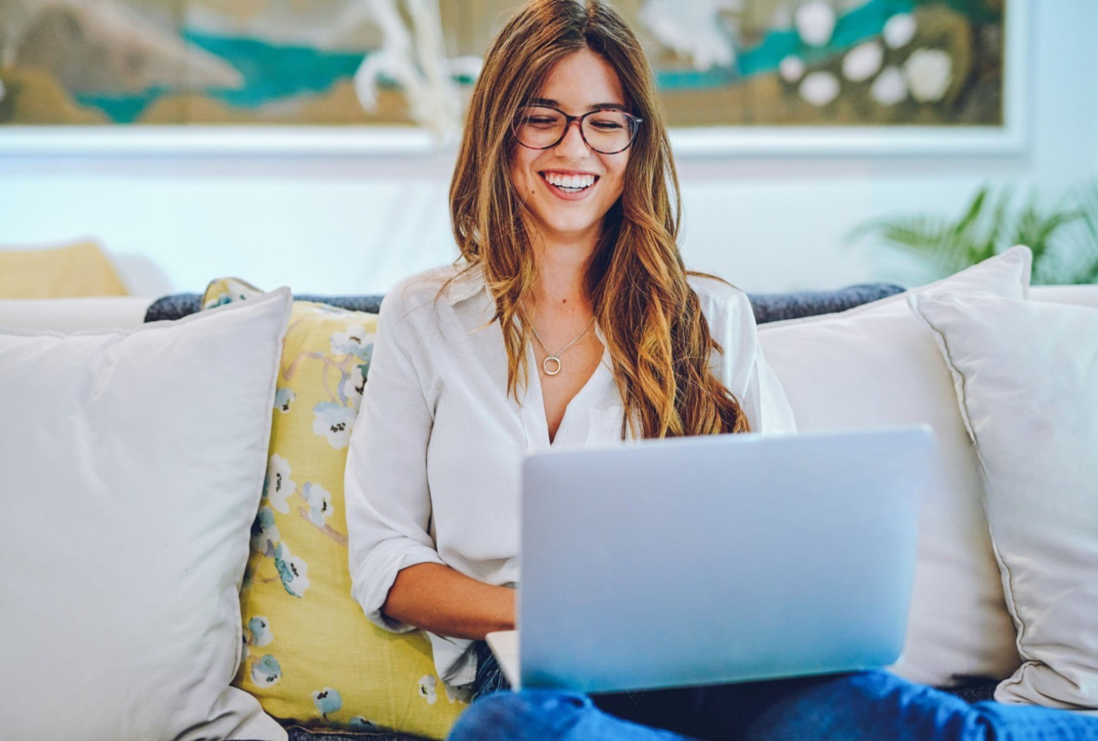 mujer bonita Persona disfrutando una sesión en línea desde casa, transmitiendo calma, acompañamiento y confianza.