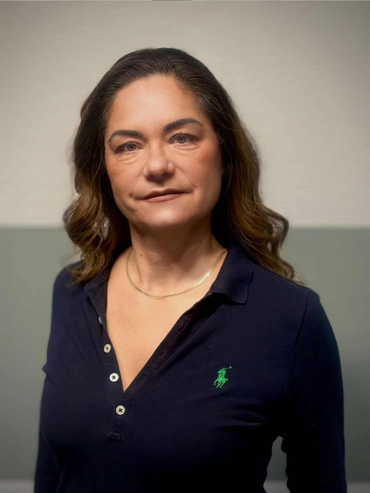 Retrato de una mujer con expresión serena y firme, transmitiendo presencia, autenticidad y confianza.