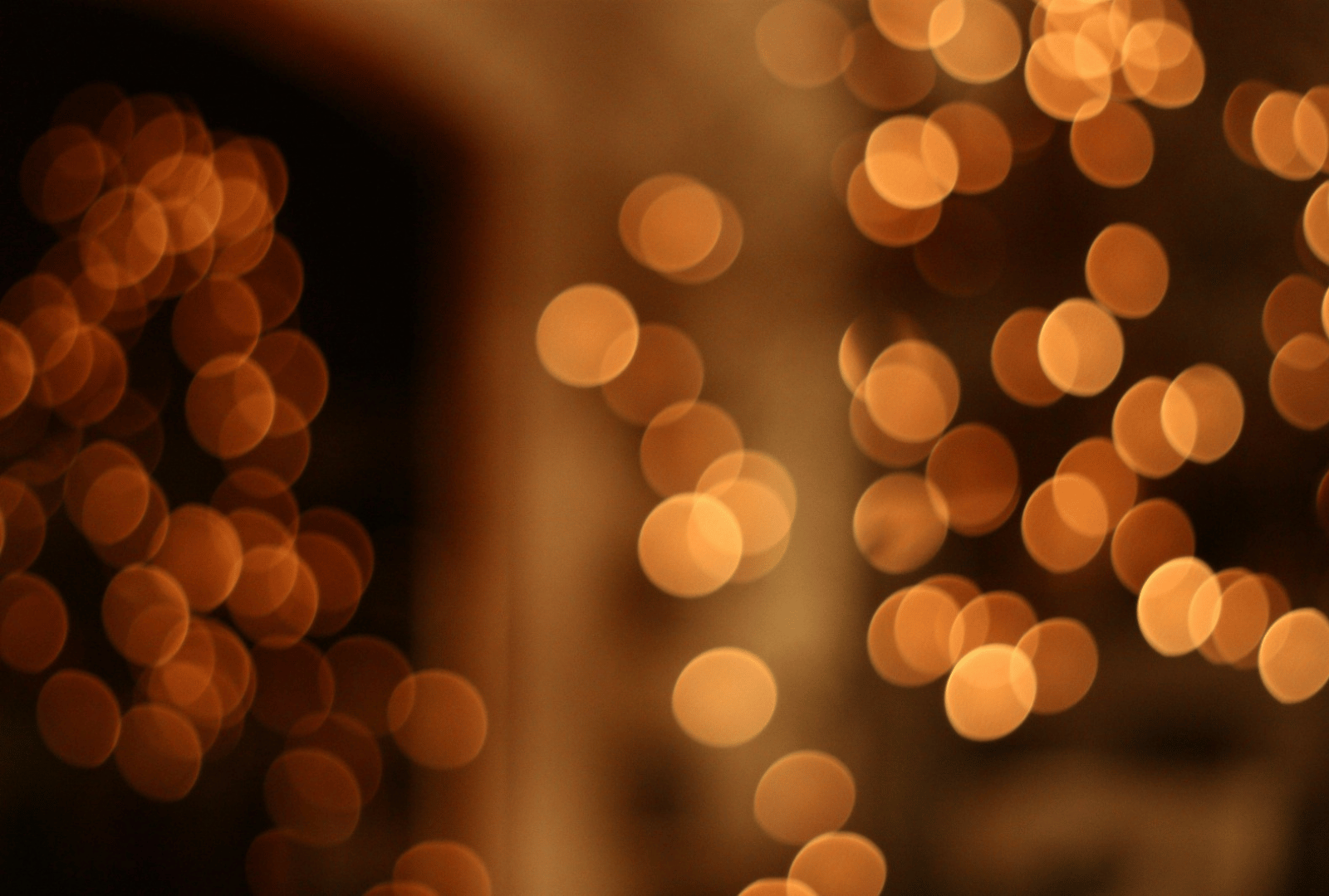 Luces cálidas desenfocadas creando un ambiente acogedor que evoca calma, introspección y suavidad emocional.