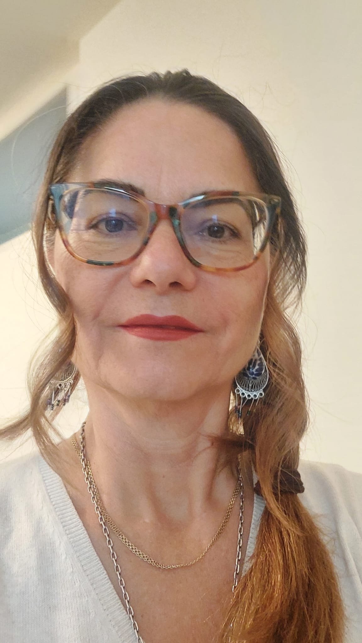 Rostro de una mujer con mirada tranquila, evocando confianza, cercanía y acompañamiento emocional